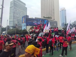 Massa Demo Buruh Bergerak dari Medan Merdeka ke Bundaran HI dan Senayan
