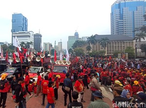 Massa May Day Padati Kawasan Patung Kuda, Arus Lalu Lintas Dialihkan
