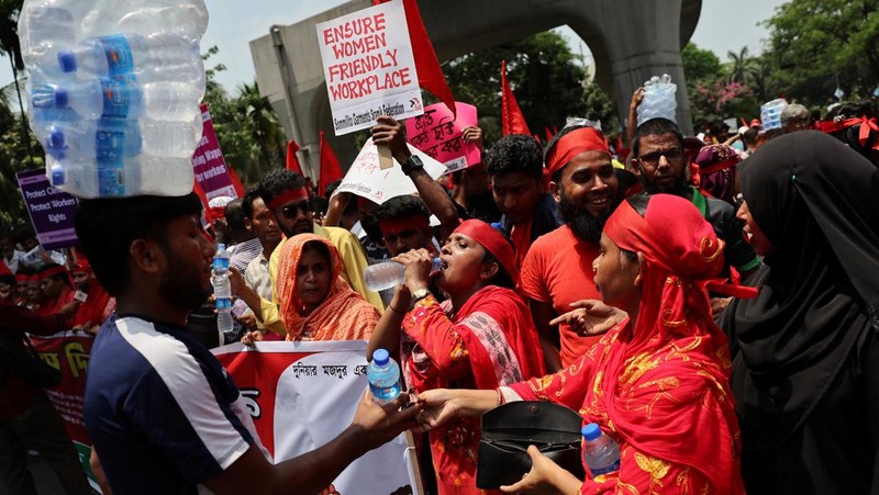 Labourers dress as pantomime and attend a protest during a May Day rally in Jakarta, Indonesia, May 1, 2024. REUTERS/Ajeng Dinar Ulfiana