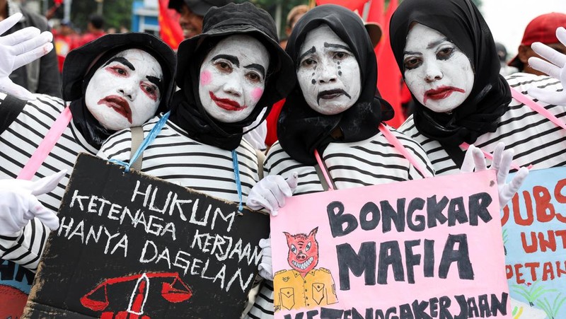 Labourers dress as pantomime and attend a protest during a May Day rally in Jakarta, Indonesia, May 1, 2024. REUTERS/Ajeng Dinar Ulfiana