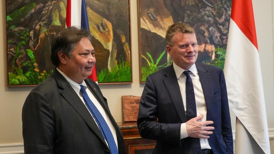 Menteri Koordinator Bidang Perekonomian Airlangga Hartarto dan Richard Henry Ronald Benyon (Lord Benyon), Menteri Negara untuk Iklim, Lingkungan dan
Energi Inggris. (Dok Ist)