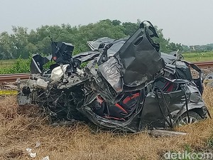 Ngeri Mobil Terlempar Dihajar KA di Klaten hingga 2 Orang Tewas