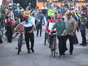 Jokowi Gowes Sepeda Bambu, Sapa Warga di Mataram NTB