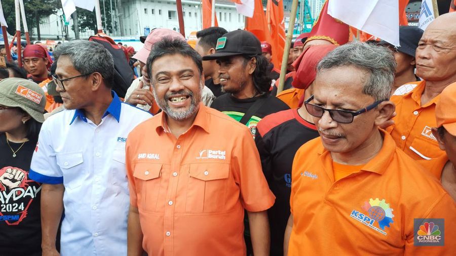 Presiden Partai Buruh Saiq Iqbal sesaat sebelum konferensi pers di kawasan Patung Kuda, Monas, Jakarta, Rabu (1/5/2024). (CNBC Indonesia/Thea Fathanah)