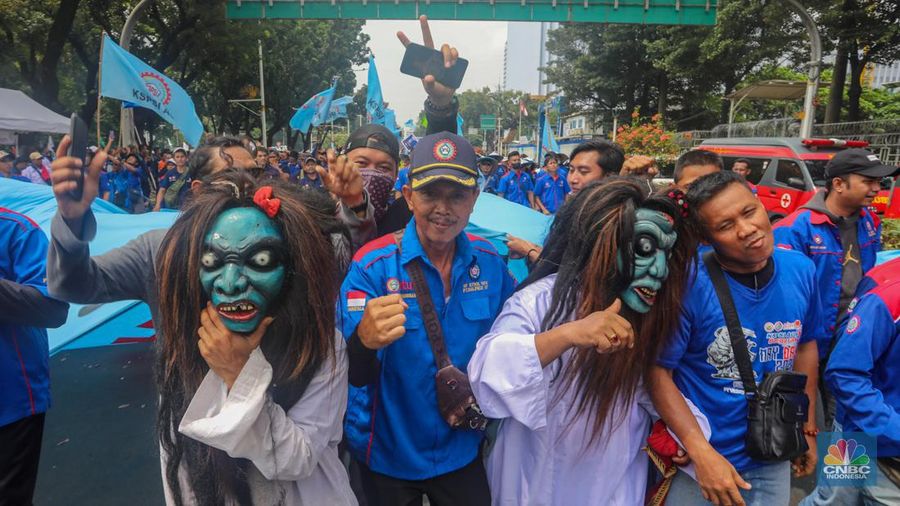Ratusan buruh melakukan aksi unjuk rasa untuk memperingati May Day di kawasan Patung Kuda, Monas, Jakarta, Rabu (1/5/2024). (CNBC Indonesia/Faisal Rahman)