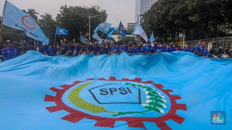 Buruh melakukan aksi unjuk rasa untuk memperingati May Day di kawasan Patung Kuda, Monas, Jakarta, Rabu (1/5/2024). (CNBC Indonesia/Faisal Rahman)