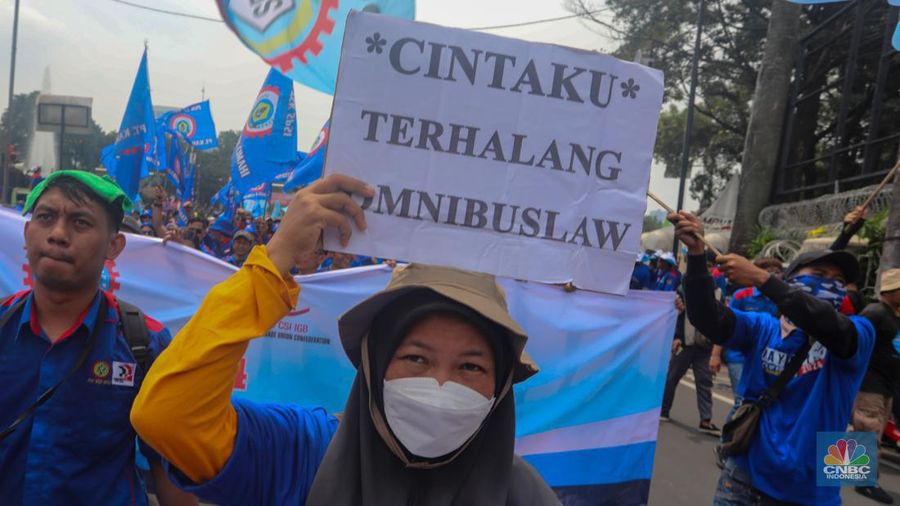 Ratusan buruh melakukan aksi unjuk rasa untuk memperingati May Day di kawasan Patung Kuda, Monas, Jakarta, Rabu (1/5/2024). (CNBC Indonesia/Faisal Rahman)