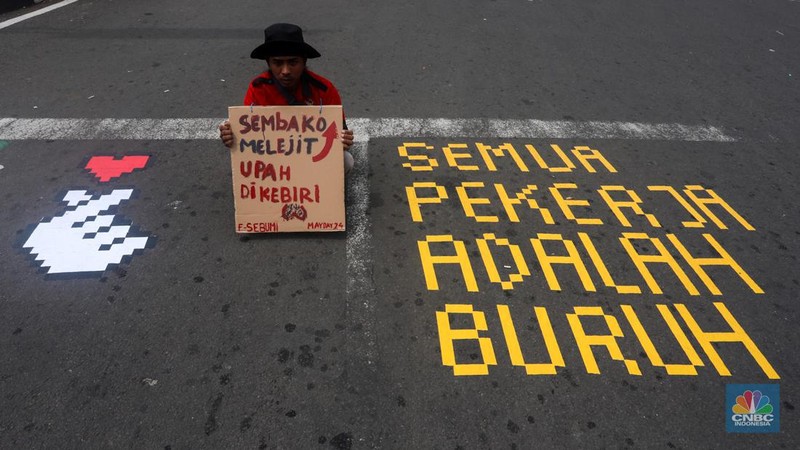 Buruh melakukan aksi unjuk rasa untuk memperingati May Day di kawasan Patung Kuda, Monas, Jakarta, Rabu (1/5/2024). (CNBC Indonesia/Faisal Rahman)