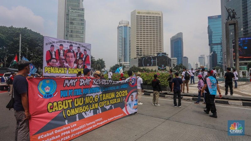 Buruh melakukan aksi unjuk rasa untuk memperingati May Day di kawasan Patung Kuda, Monas, Jakarta, Rabu (1/5/2024). (CNBC Indonesia/Faisal Rahman)