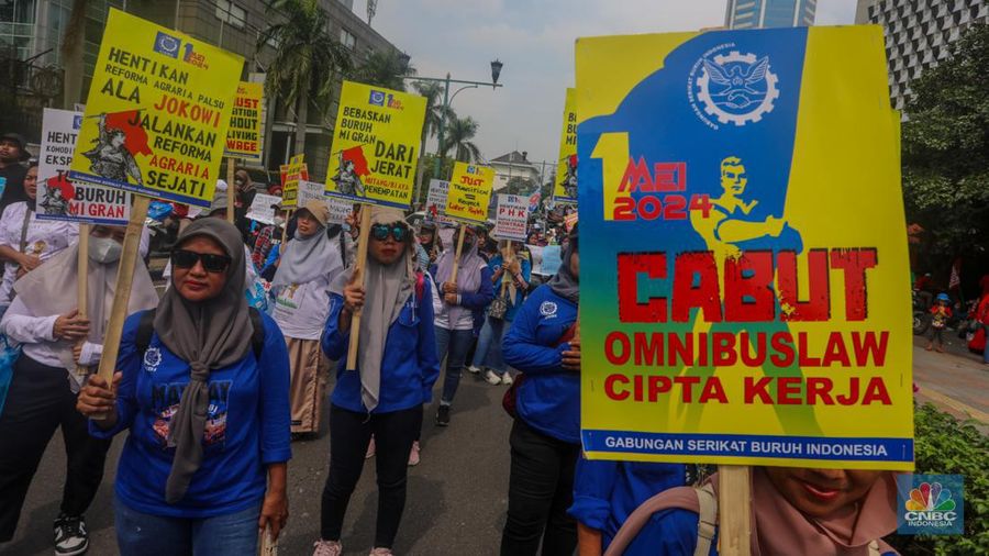 Ratusan buruh melakukan aksi unjuk rasa untuk memperingati May Day di kawasan Patung Kuda, Monas, Jakarta, Rabu (1/5/2024). (CNBC Indonesia/Faisal Rahman)
