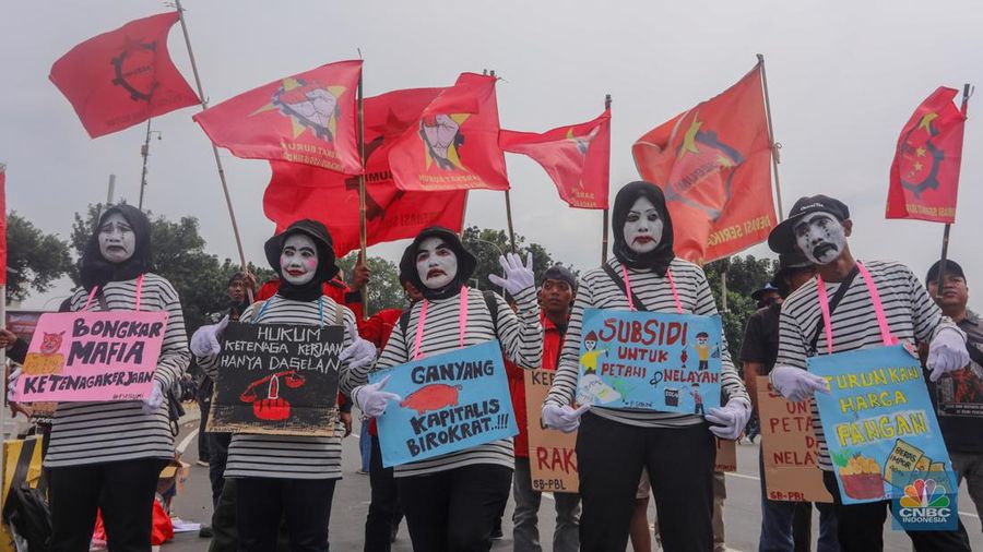 Ratusan buruh melakukan aksi unjuk rasa untuk memperingati May Day di kawasan Patung Kuda, Monas, Jakarta, Rabu (1/5/2024). (CNBC Indonesia/Faisal Rahman)