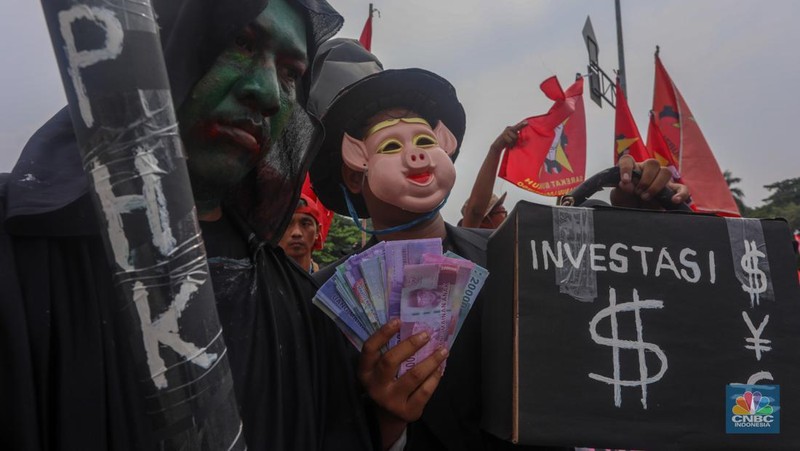 Ratusan buruh melakukan aksi unjuk rasa untuk memperingati May Day di kawasan Patung Kuda, Monas, Jakarta, Rabu (1/5/2024). (CNBC Indonesia/Faisal Rahman)