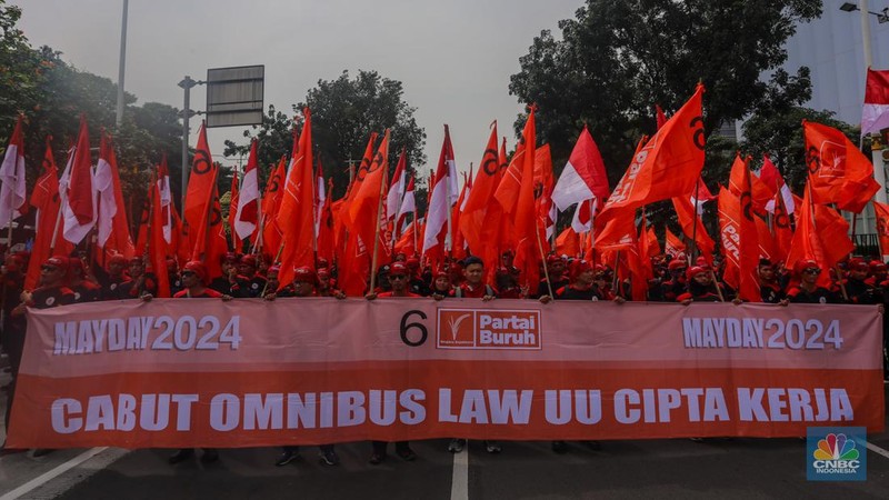Ratusan buruh melakukan aksi unjuk rasa untuk memperingati May Day di kawasan Patung Kuda, Monas, Jakarta, Rabu (1/5/2024). (CNBC Indonesia/Faisal Rahman)