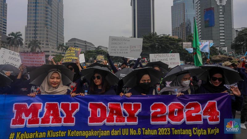 Ratusan buruh melakukan aksi unjuk rasa untuk memperingati May Day di kawasan Patung Kuda, Monas, Jakarta, Rabu (1/5/2024). (CNBC Indonesia/Faisal Rahman)