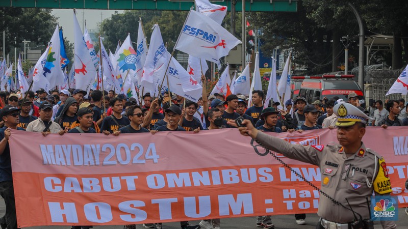 Ratusan buruh melakukan aksi unjuk rasa untuk memperingati May Day di kawasan Patung Kuda, Monas, Jakarta, Rabu (1/5/2024). (CNBC Indonesia/Faisal Rahman) Ratusan buruh melakukan aksi unjuk rasa untuk memperingati May Day di kawasan Patung Kuda, Monas, Jakarta, Rabu (1/5/2024). (CNBC Indonesia/Faisal Rahman)