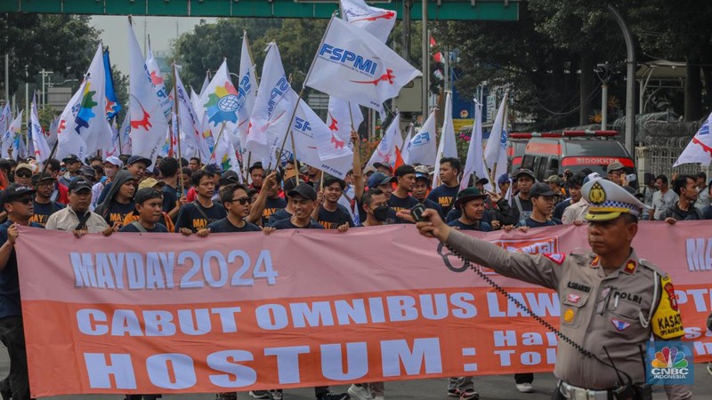 Ratusan buruh melakukan aksi unjuk rasa untuk memperingati May Day di kawasan Patung Kuda, Monas, Jakarta, Rabu (1/5/2024). (CNBC Indonesia/Faisal Rahman)