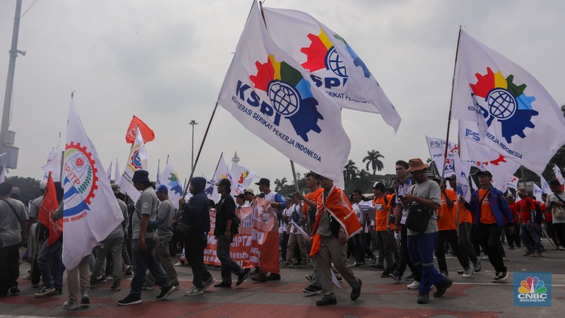 Ratusan buruh melakukan aksi unjuk rasa untuk memperingati May Day di kawasan Patung Kuda, Monas, Jakarta, Rabu (1/5/2024). (CNBC Indonesia/Faisal Rahman)