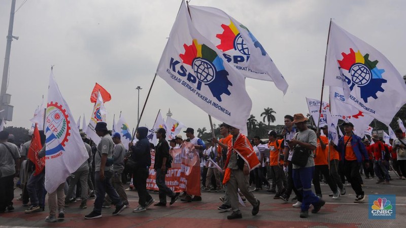 Ratusan buruh melakukan aksi unjuk rasa untuk memperingati May Day di kawasan Patung Kuda, Monas, Jakarta, Rabu (1/5/2024). (CNBC Indonesia/Faisal Rahman)