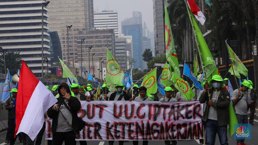 Ratusan buruh melakukan aksi unjuk rasa untuk memperingati May Day di kawasan Patung Kuda, Monas, Jakarta, Rabu (1/5/2024). (CNBC Indonesia/Faisal Rahman)