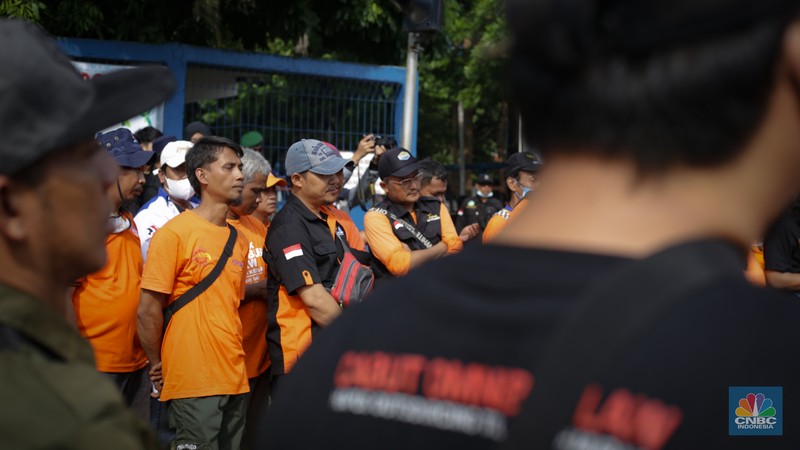 Iring-iringan kendaraan ratusan massa yang tergabung dalam serikat buruh berkumpul di Masjid Baitul Mustafa, Kawasan MM2100, Kabupaten Bekasi untuk mengikuti aksi Hari Buruh pada (1/5/2024). (CNBC Indonesia/Tias Budiarto)