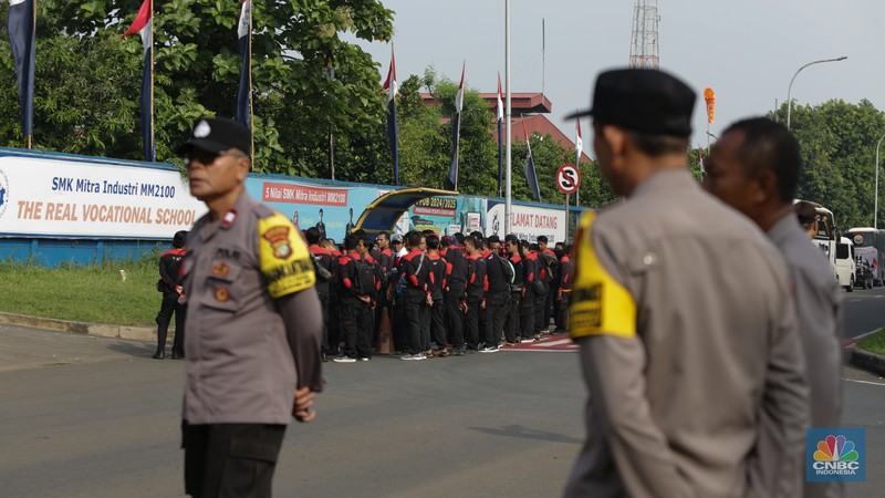 Iring-iringan kendaraan ratusan massa yang tergabung dalam serikat buruh berkumpul di Masjid Baitul Mustafa, Kawasan MM2100, Kabupaten Bekasi untuk mengikuti aksi Hari Buruh pada (1/5/2024). (CNBC Indonesia/Tias Budiarto) Iring-iringan kendaraan ratusan massa yang tergabung dalam serikat buruh berkumpul di Masjid Baitul Mustafa, Kawasan MM2100, Kabupaten Bekasi untuk mengikuti aksi Hari Buruh pada (1/5/2024). (CNBC Indonesia/Tias Budiarto)