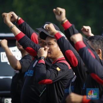 Penampakan Ratusan Buruh Bekasi Bergerak Menuju Jakarta