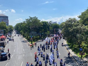 Imbas Pergerakan Aksi Demo Buruh, Lalin Tengah Kota Surabaya Padat