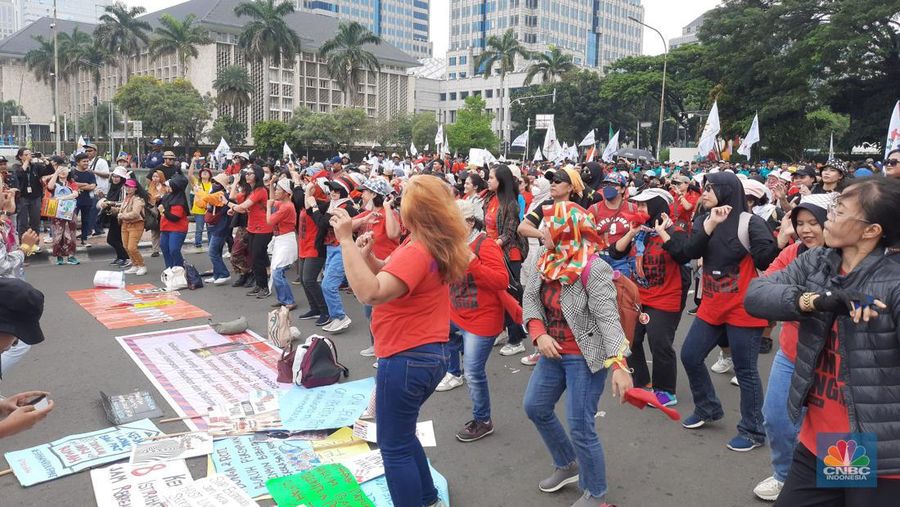 Sejumlah buruh perempuan berjoget dan berfoto bersama sebelum melakukan long march dalam unjuk rasa memperingati May Day di kawasan Patung Kuda, Monas, Jakarta, Rabu (1/5/2024). (CNBC Indonesia/Thea Fathanah)