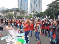 Joget Sambil Demo, Buruh Perempuan Tuntut Ini ke Pemerintah