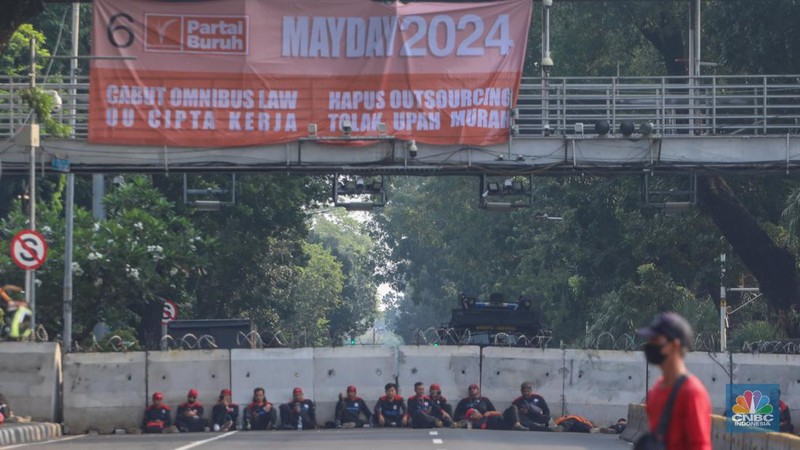 Sejumlah buruh yang akan melakukan aksi unjuk rasa memperingati May Day mulai terlihat di kawasan Patung Kuda, Monas, Jakarta, Rabu (1/5/2024). (CNBC Indonesia/Faisal Rahman)