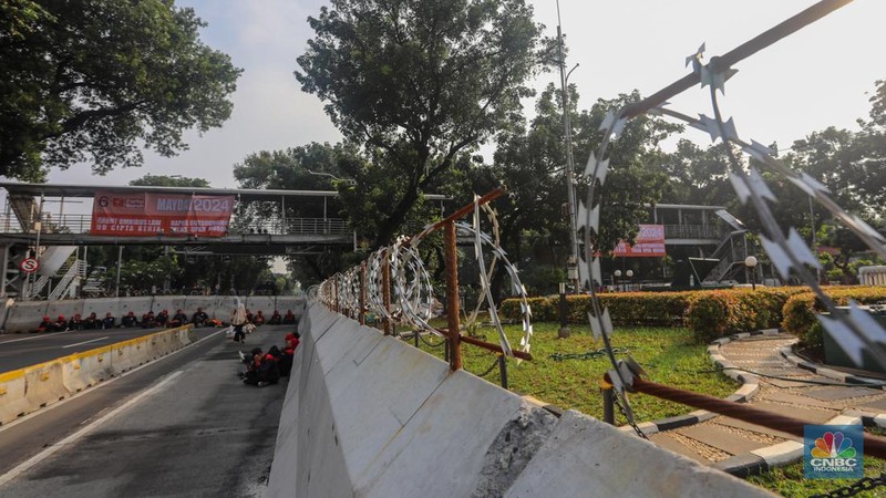 Sejumlah buruh yang akan melakukan aksi unjuk rasa memperingati May Day mulai terlihat di kawasan Patung Kuda, Monas, Jakarta, Rabu (1/5/2024). (CNBC Indonesia/Faisal Rahman)