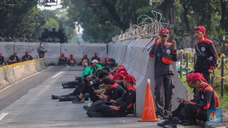 Sejumlah buruh yang akan melakukan aksi unjuk rasa memperingati May Day mulai terlihat di kawasan Patung Kuda, Monas, Jakarta, Rabu (1/5/2024). (CNBC Indonesia/Faisal Rahman) Sejumlah buruh yang akan melakukan aksi unjuk rasa memperingati May Day mulai terlihat di kawasan Patung Kuda, Monas, Jakarta, Rabu (1/5/2024). (CNBC Indonesia/Faisal Rahman)
