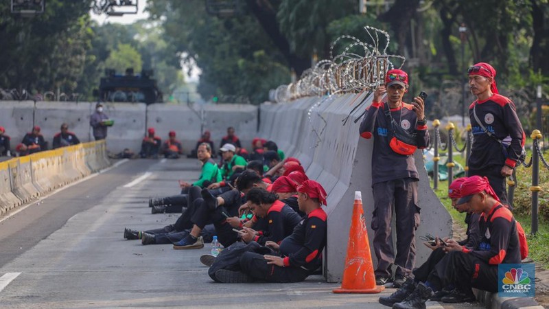 Sejumlah buruh yang akan melakukan aksi unjuk rasa memperingati May Day mulai terlihat di kawasan Patung Kuda, Monas, Jakarta, Rabu (1/5/2024). (CNBC Indonesia/Faisal Rahman)