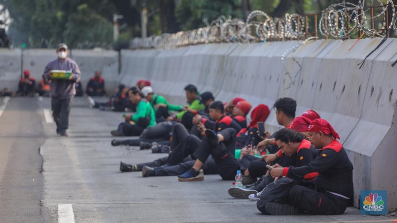 Sejumlah buruh yang akan melakukan aksi unjuk rasa memperingati May Day mulai terlihat di kawasan Patung Kuda, Monas, Jakarta, Rabu (1/5/2024). (CNBC Indonesia/Faisal Rahman)