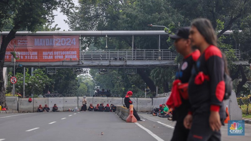 Sejumlah buruh yang akan melakukan aksi unjuk rasa memperingati May Day mulai terlihat di kawasan Patung Kuda, Monas, Jakarta, Rabu (1/5/2024). (CNBC Indonesia/Faisal Rahman)