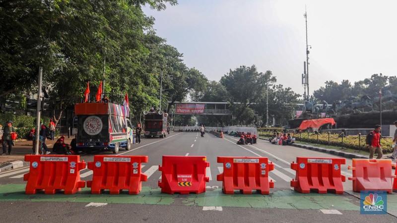 Sejumlah buruh yang akan melakukan aksi unjuk rasa memperingati May Day mulai terlihat di kawasan Patung Kuda, Monas, Jakarta, Rabu (1/5/2024). (CNBC Indonesia/Faisal Rahman)