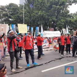 Demo Hari Buruh, Keranda Jenazah dan Kostum Hantu Banjiri Monas