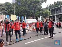 Demo Hari Buruh, Keranda Jenazah dan Kostum Hantu Banjiri Monas