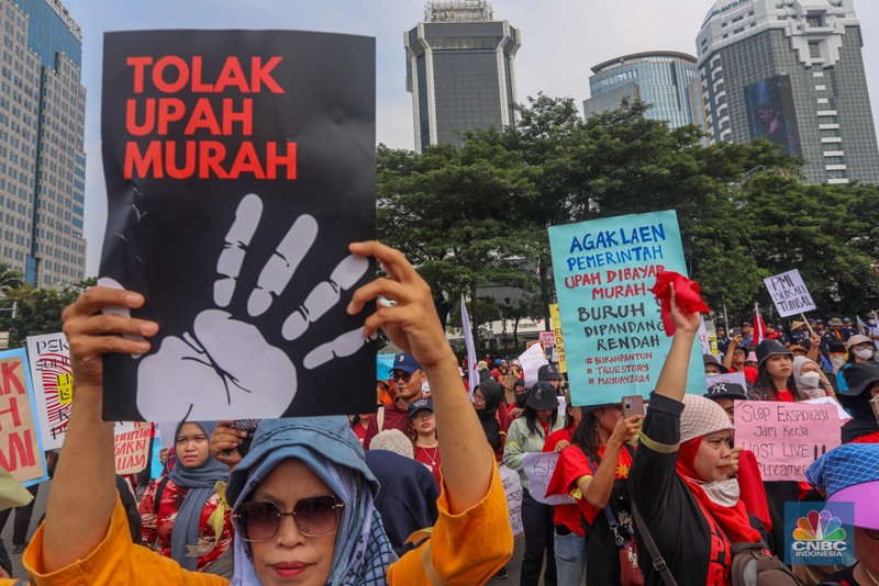 Sejumlah buruh yang tergabung dalam Serikat Pekerja Perempuan melakukan aksi unjuk rasa memperingati May Day di kawasan Patung Kuda, Monas, Jakarta, Rabu (1/5/2024). (CNBC Indonesia/Faisal Rahman) Sejumlah buruh yang tergabung dalam Serikat Pekerja Perempuan melakukan aksi unjuk rasa memperingati May Day di kawasan Patung Kuda, Monas, Jakarta, Rabu (1/5/2024). (CNBC Indonesia/Faisal Rahman)