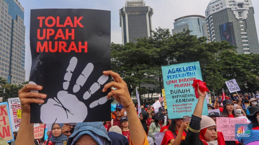 Sejumlah buruh yang tergabung dalam Serikat Pekerja Perempuan melakukan aksi unjuk rasa memperingati May Day di kawasan Patung Kuda, Monas, Jakarta, Rabu (1/5/2024). (CNBC Indonesia/Faisal Rahman)
