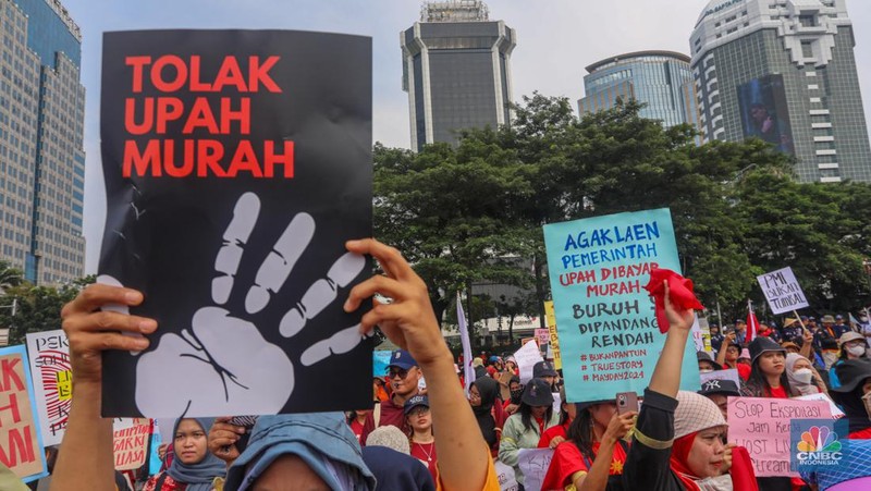 Sejumlah buruh yang tergabung dalam Serikat Pekerja Perempuan melakukan aksi unjuk rasa memperingati May Day di kawasan Patung Kuda, Monas, Jakarta, Rabu (1/5/2024). (CNBC Indonesia/Faisal Rahman)
