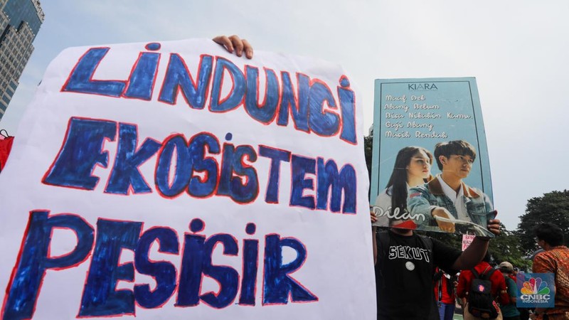 Sejumlah buruh yang tergabung dalam Serikat Pekerja Perempuan melakukan aksi unjuk rasa memperingati May Day di kawasan Patung Kuda, Monas, Jakarta, Rabu (1/5/2024). (CNBC Indonesia/Faisal Rahman)
