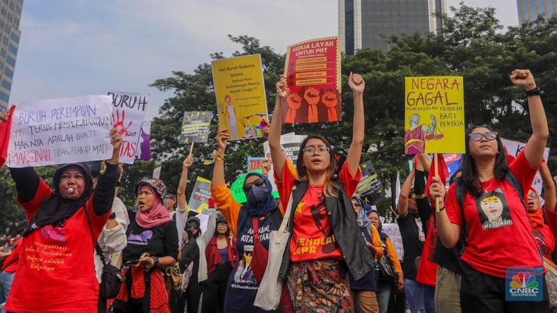 Sejumlah buruh yang tergabung dalam Serikat Pekerja Perempuan melakukan aksi unjuk rasa memperingati May Day di kawasan Patung Kuda, Monas, Jakarta, Rabu (1/5/2024). (CNBC Indonesia/Faisal Rahman)