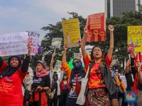 Buruh Mulai Kepung Jakarta, Pekerja Perempuan 'Geruduk' Patung Kuda