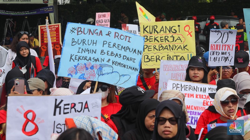 Sejumlah buruh yang tergabung dalam Serikat Pekerja Perempuan melakukan aksi unjuk rasa memperingati May Day di kawasan Patung Kuda, Monas, Jakarta, Rabu (1/5/2024). (CNBC Indonesia/Faisal Rahman) Sejumlah buruh yang tergabung dalam Serikat Pekerja Perempuan melakukan aksi unjuk rasa memperingati May Day di kawasan Patung Kuda, Monas, Jakarta, Rabu (1/5/2024). (CNBC Indonesia/Faisal Rahman)