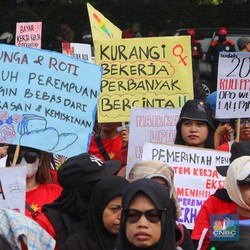 Demo Buruh Besar-besaran, Massa Kepung Patung Kuda dari Berbagai Sisi