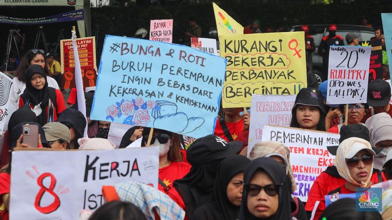 Sejumlah buruh yang tergabung dalam Serikat Pekerja Perempuan melakukan aksi unjuk rasa memperingati May Day di kawasan Patung Kuda, Monas, Jakarta, Rabu (1/5/2024). (CNBC Indonesia/Faisal Rahman)