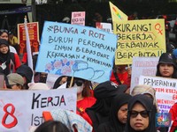 Demo Buruh Besar-besaran, Massa Kepung Patung Kuda dari Berbagai Sisi