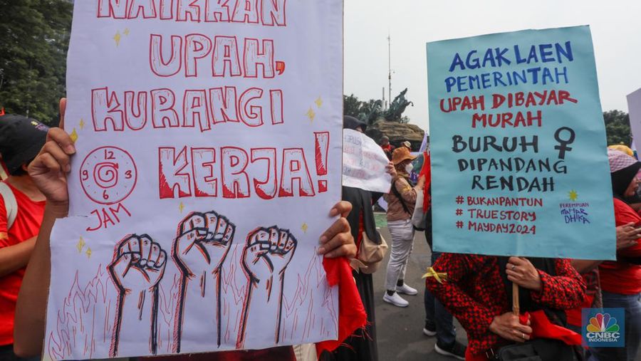 Sejumlah buruh yang tergabung dalam Serikat Pekerja Perempuan melakukan aksi unjuk rasa memperingati May Day di kawasan Patung Kuda, Monas, Jakarta, Rabu (1/5/2024). (CNBC Indonesia/Faisal Rahman)