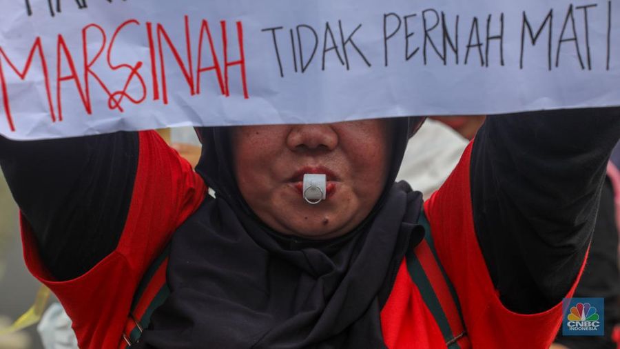 Sejumlah buruh yang tergabung dalam Serikat Pekerja Perempuan melakukan aksi unjuk rasa memperingati May Day di kawasan Patung Kuda, Monas, Jakarta, Rabu (1/5/2024). (CNBC Indonesia/Faisal Rahman)